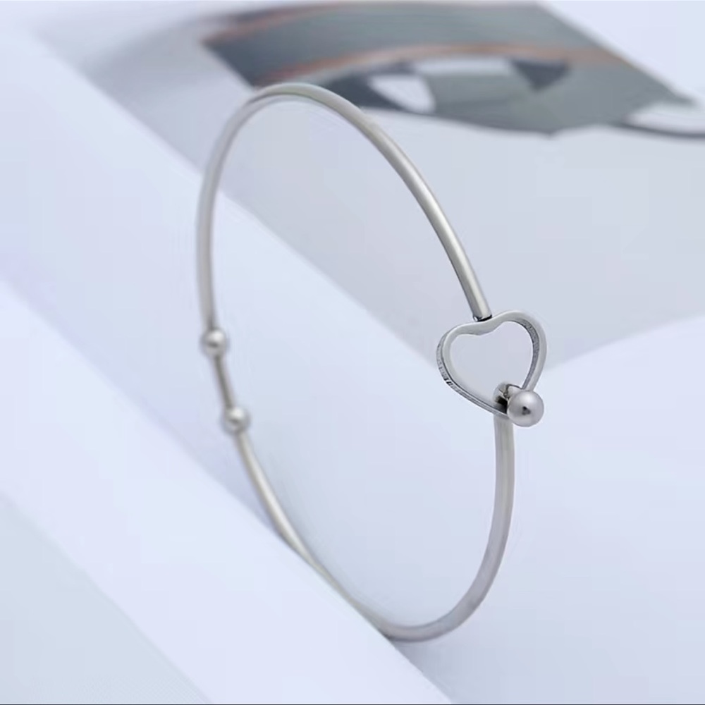 NWT 🩶 SILVER TITANIUM STAINLESS STEEL WIRE OPEN HEART BANGLE BRACELET OS - Picture 3 of 7